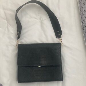 Elegant Black Crocodile-Embossed Shoulder Bag